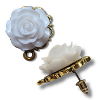 Boucles d'oreilles dorées - Fleurs blanches