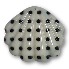 9 - Pendentif coquillage, Ivoire/pois